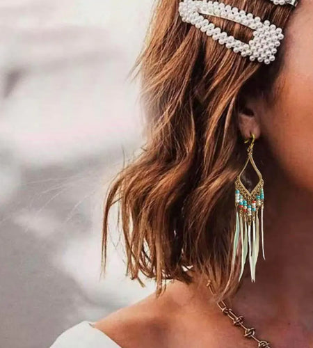 Tassels Feather EarringsTassels Feather Earrings
Add a touch of elegance and charm to your outfit with our Tassels Feather Earrings. These earrings are made with colorful beads and tassels,Womens earringsHi Tech Glam LtdTassels Feather Earrings